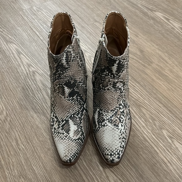 NWOB Snakeprint Booties - Picture 2 of 9